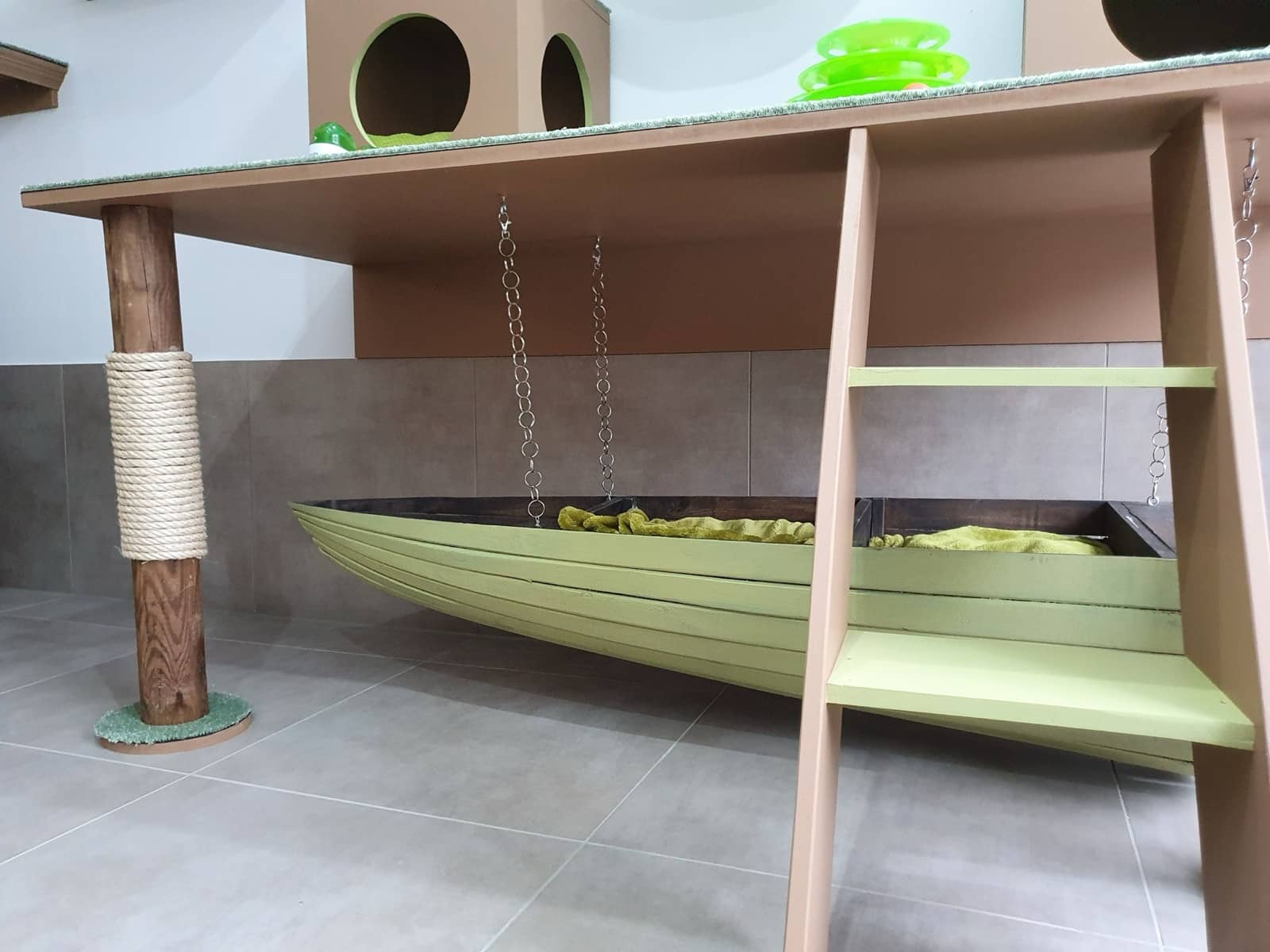 Großzügiges Gruppenzimmer mit Kletterlandschaft