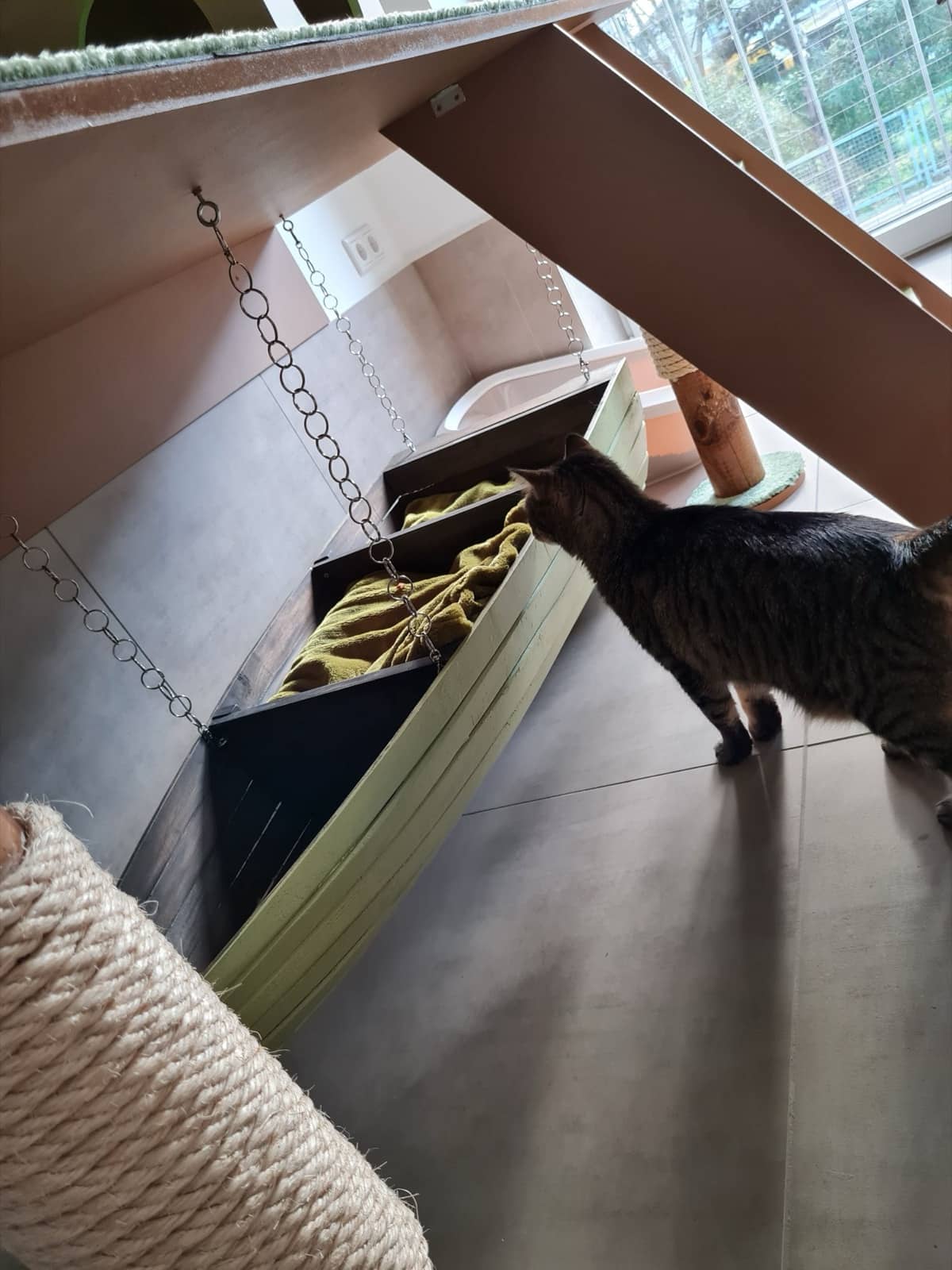 Mit Cat-Walk und schaukelndem Schiff